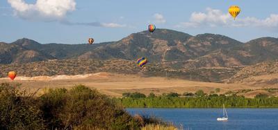 Chatfield_State_Park_Lake_Mountains_Sail_Boat_Hot_Air_Balloons_GettyImages_174618567.jpg