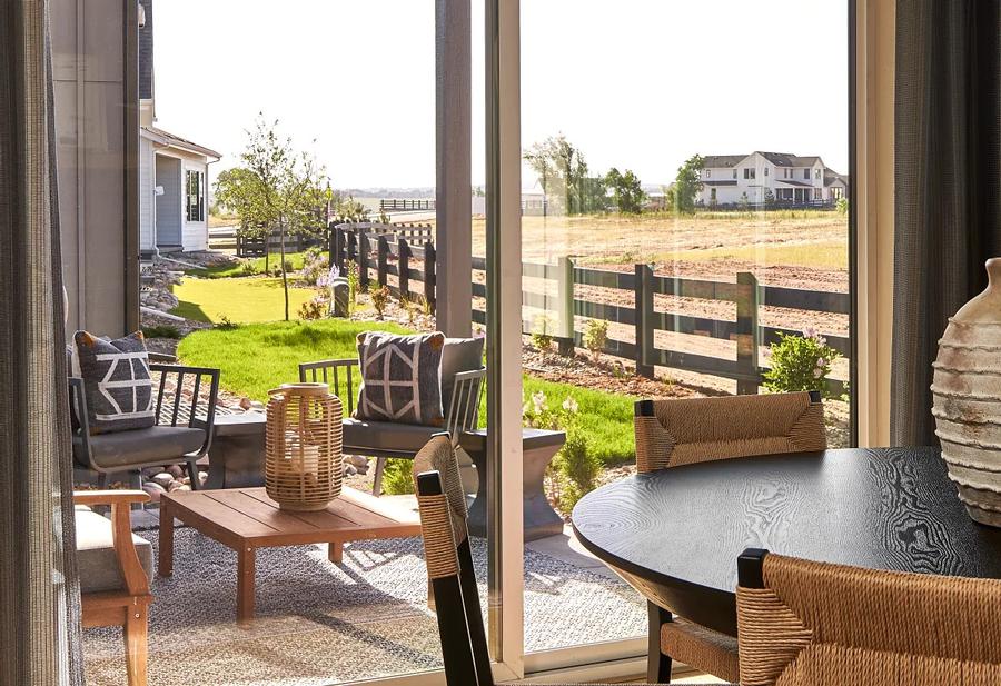 Solstice_Horizon_Amber_Light_Model_DavidPatterson_Dine_Patio.jpg