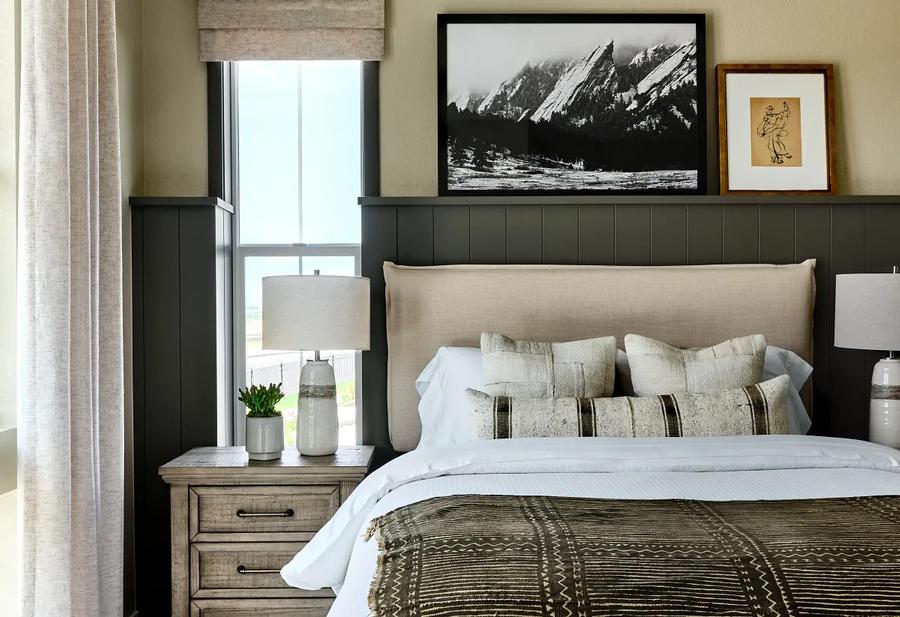 Solstice_Horizon_Amber_Light_Model_DavidPatterson_Guest_Bed_Horizontal.jpg